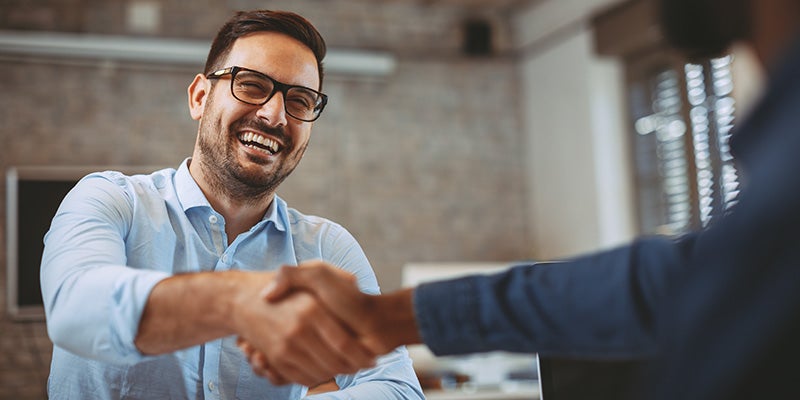 Mack Grubbs Hyundai in Hattiesburg MS customer shaking hands with sales rep